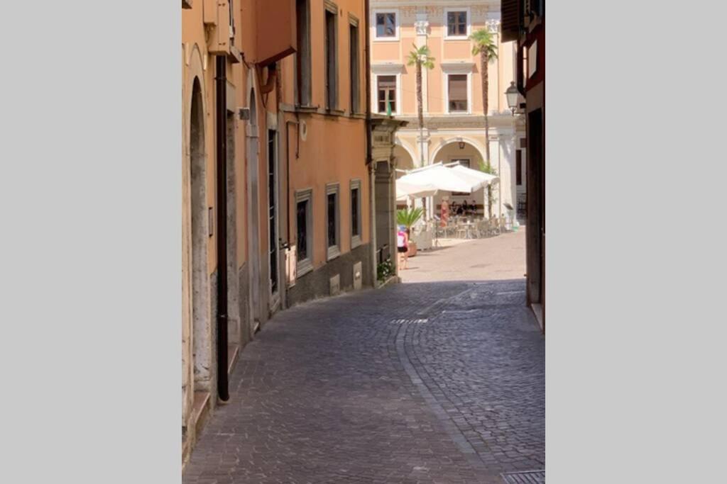 Daisy House: Nice Attic In The Historical Center サロ エクステリア 写真
